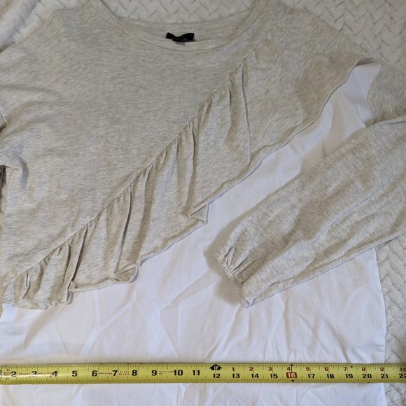 Ontwelfth Grey & White Ruffle Sweater s:L - Picture 11 of 11